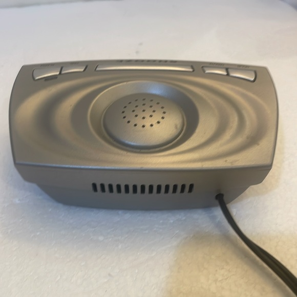 Working Timex LED alarm clock bedside radio T110T plug-in with battery back up - Picture 4 of 10